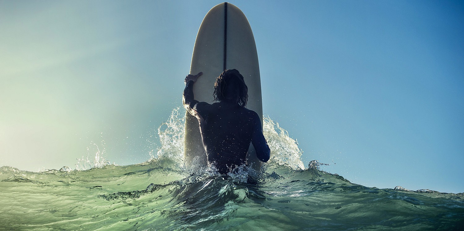  "LINE UP"   / SURF   1'57"  VERSION /   A PAUL DUVIGNAU PORTRAIT, FRENCH SURFER / LONGBOARDER  & SHAPER  /  2016  / <br />
DIRECTOR + DOP : F Rousseau<br />
 